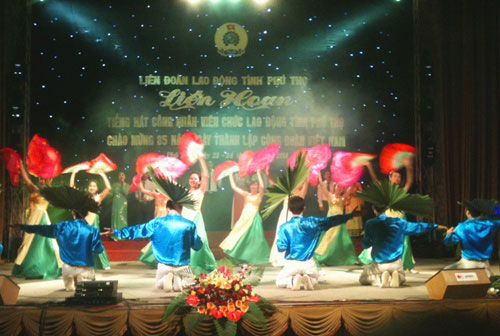 Cong doan Truong Dai hoc Hung Vuong tham du Lien hoan tieng hat cong nhan, vien chuc, lao dong tinh Phu Tho