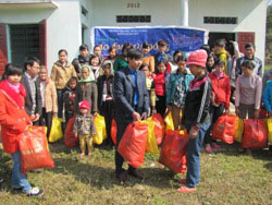  Lien chi doan Khoa Ngoai Ngu to chuc thanh cong chuong trinh tinh nguyen “Ao am mua dong