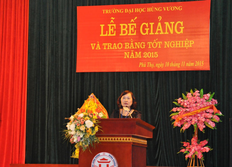 Truong Dai hoc Hung Vuong to chuc Be giang va trao bang tot nghiep He Trung cap su pham nam 2015
