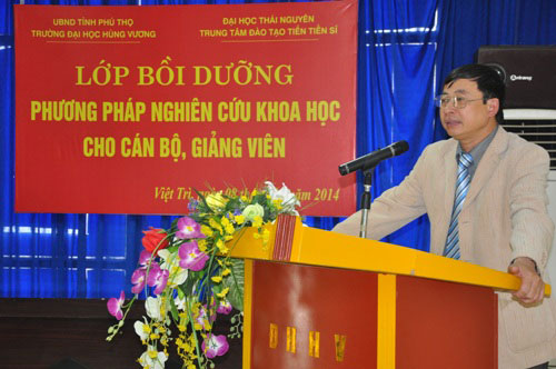 Khai mac Lop boi duong Phuong phap nghien cuu khoa hoc cho can bo, giang vien