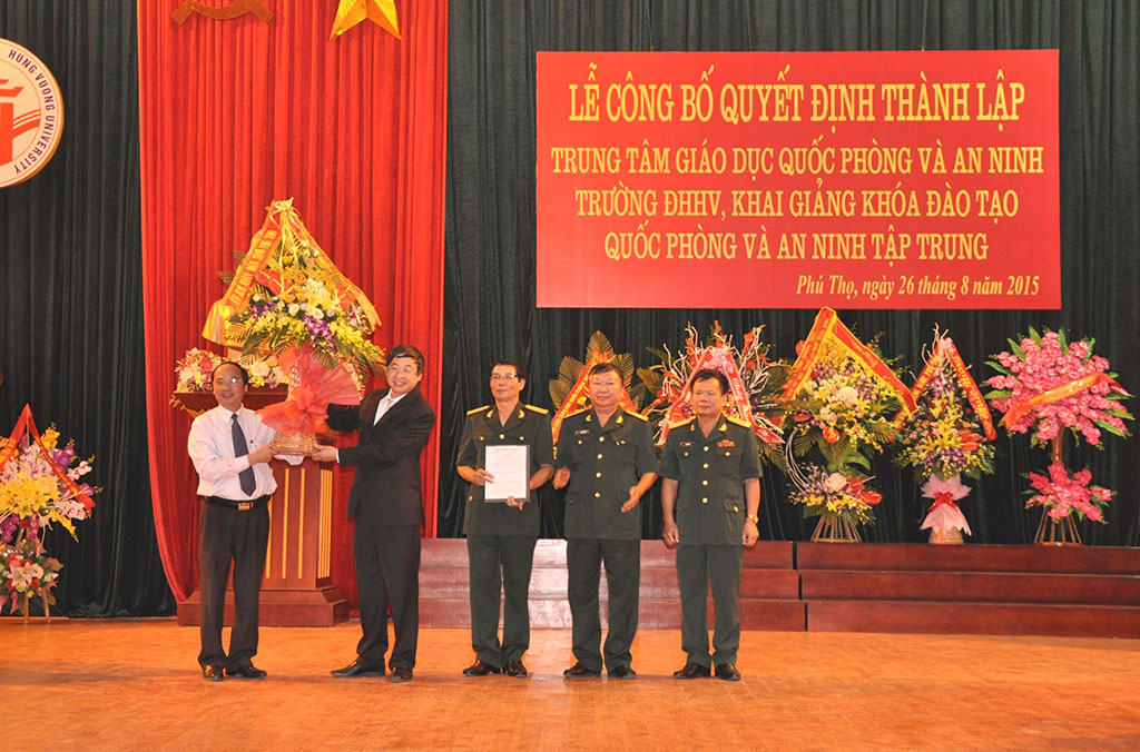 Truong Dai hoc Hung Vuong to chuc Le cong bo Quyet dinh thanh lap Trung tam Giao duc Quoc Phong & An ninh va khai giang khoa dao tao quoc phong – an ninh tap trung