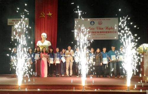 Chuong trinh van nghe chao mung 65 nam ngay truyen thong Hoc sinh, Sinh vien va Hoi Sinh vien Viet Nam va trao thuong danh hieu “Sinh vien 5 tot” cap Truong nam hoc 2013 – 2014