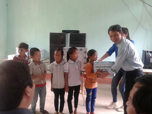 Sinh vien tinh nguyen Truong Dai hoc Hung Vuong voi hoạt dọng tình nguyẹn “Tuỏi trẻ chung tay xay dụng nong thon mói”