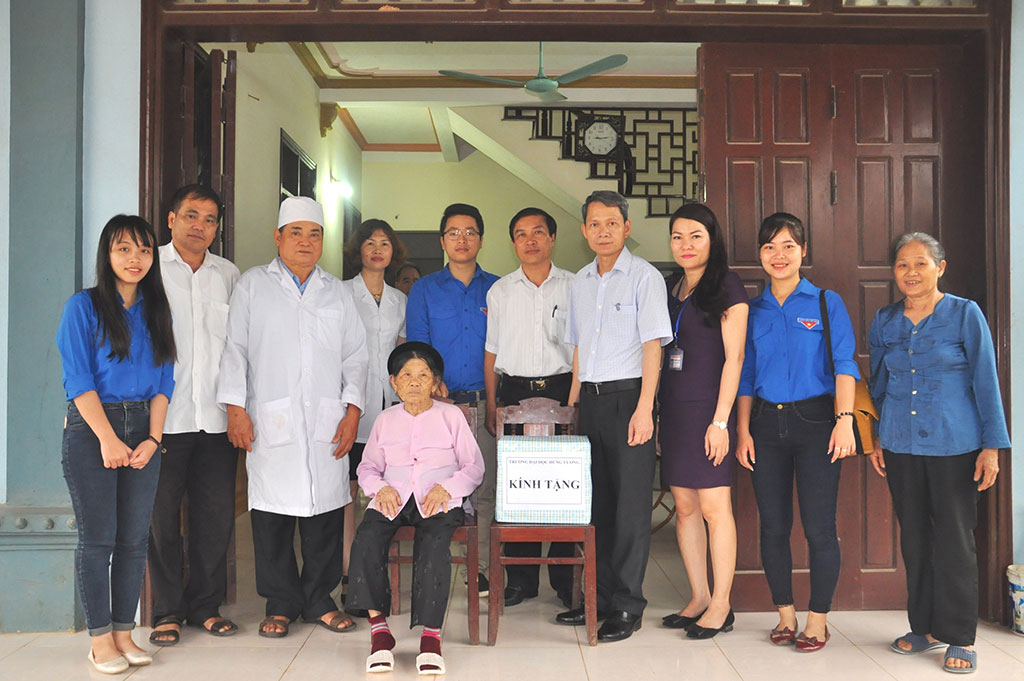 Truong Dai hoc Hung Vuong tham, tang qua va kham benh cho cac ba me Viet Nam anh hung