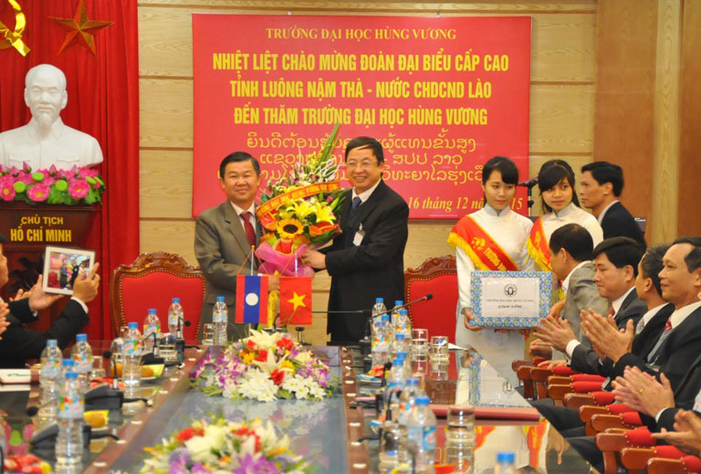 Doan dai bieu cap cao tinh Luong Nam Tha, nuoc Cong hoa Dan chu Nhan dan Lao toi tham va lam viec voi Truong Dai hoc Hung Vuong
