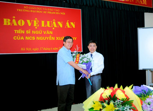 Dai hoc Hung Vuong don mung tan Tien si Nguyen Xuan Huy