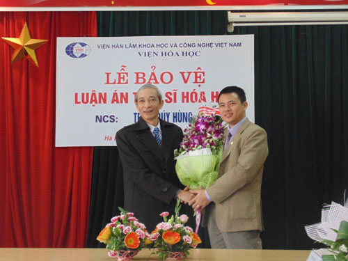 Nghien cuu sinh Trieu Quy Hung bao ve thanh cong luan an Tien si Hoa hoc