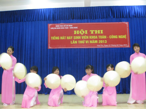 Khoa Toan – Cong nghe to chuc cuoc thi Tieng hat sinh vien 2013