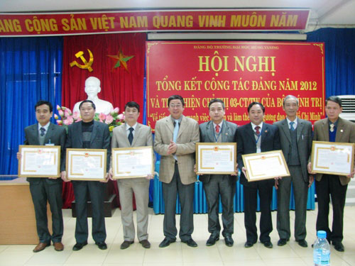 Hoi nghi tong ket cong tac Dang nam 2012 va thuc hien Chi thi so 03-CT/TW cua Bo Chinh tri ve “tiep tuc day manh hoc tap va lam theo tam guong dao duc Ho Chi Minh”