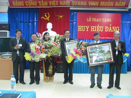 12 dang vien duoc trao tang Huy hieu 40 nam, 30 nam tuoi Dang