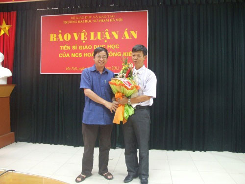 Nghien cuu sinh Hoang Cong Kien bao ve thanh cong luan an Tien si