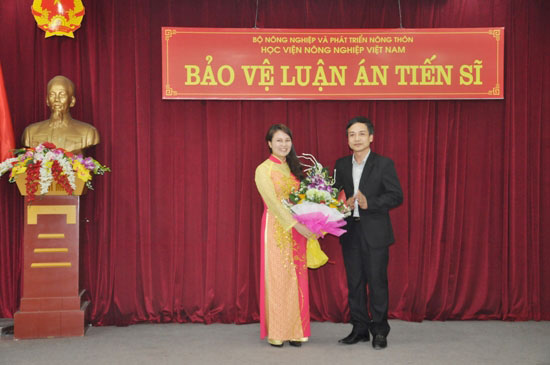  Nghien cuu sinh Le Thi Thanh Thuy bao ve thanh cong luan an tien si