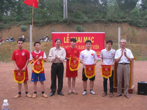 Khoi tranh giải Bóng dá nam sinh vien Truòng Dại học Hùng Vuong làn thú I nam 2013