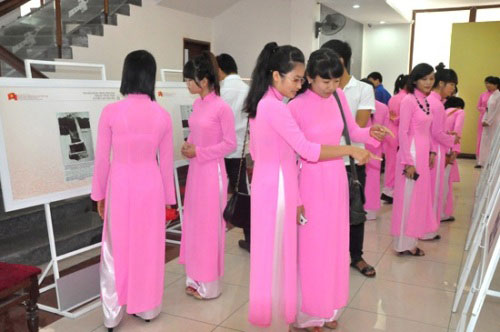 Doan vien sinh vien Truong Dai hoc Hung tham gia chuong trinh trien lam ban do va trung bay tu lieu “Hoang Sa, Truong Sa cua Viet Nam – Nhung bang chung lich su va phap ly”
