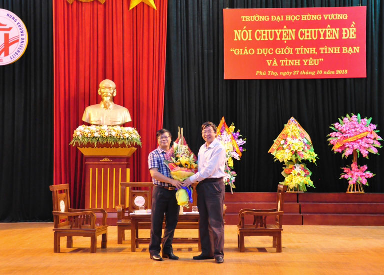 Truong Dai hoc Hung Vuong to chuc chuong trinh noi chuyen chuyen de “Giao duc gioi tinh, tinh ban va tinh yeu”