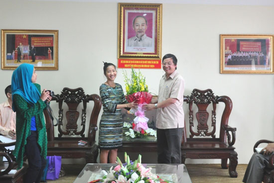 Doan cong tac cua Dai su quan Hoa Ky tai Viet Nam den tham, lam viec voi Truong Dai hoc Hung Vuong