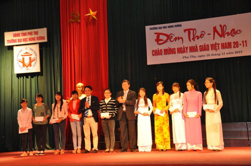 Dem tho - nhac va phat thuong cho sinh vien dat thanh tich cao trong hoc tap nhan dip Ngay nha giao Viet Nam