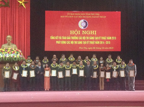 Tap the Truong Dai hoc Hung Vuong va 04 ca nhan duoc vinh du trao giai thuong tai Hoi thi sang tao Khoa hoc ky thuat nam 2013