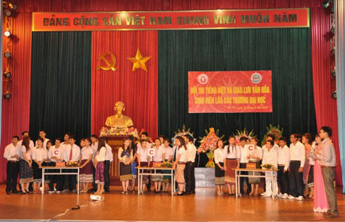 Truong Dai hoc Hung Vuong to chuc thanh cong Hoi thi tieng Viet va giao luu van hoa cho sinh vien Lao cac truong dai hoc