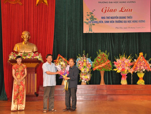 Giao luu nha tho Nguyen Quang Thieu voi giang vien va sinh vien Truong Dai hoc Hung Vuong