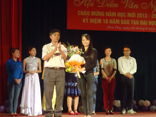 Khoa Giao duc Tieu hoc va Mam non to chuc hoi dien van nghe chao mung nam hoc moi 2013 - 2014, ky niem 10 nam dao tao dai hoc