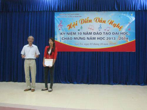 Hoi dien van nghe Ky niem 10 nam dao tao dai hoc va chao mung nam hoc moi 2013 – 2014 cua Khoa Khoa hoc Xa hoi va Nhan van