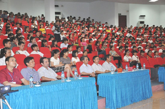 Hon 3.000 sinh vien Truong Dai hoc Hung Vuong tham gia “Tuan hoc tap chinh tri dau nam” dot 1 nam hoc 2015-2016