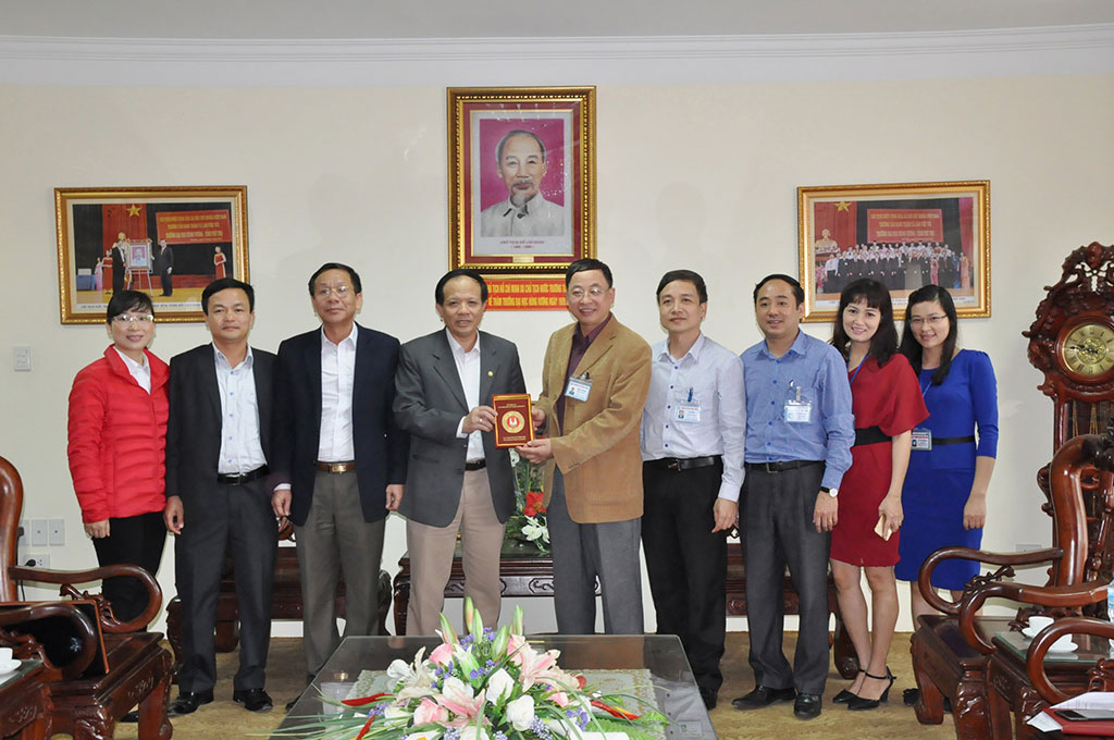 Doan cong tac cua Hoc vien Canh sat nhan dan tham va lam viec voi Truong Dai hoc Hung Vuong
