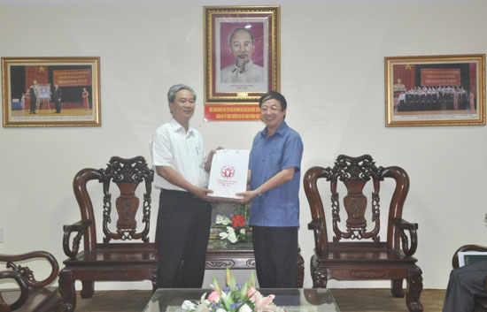 Doan cong tac cua Truong Dai hoc Hong Duc (Thanh Hoa) tham va lam viec voi Truong Dai hoc Hung Vuong