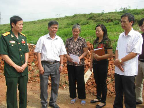 Truong Dai hoc Hung Vuong ho tro kinh phi xay nha moi cho gia dinh liet si
