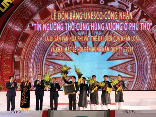 Le don bang UNESCO cong nhan “Tin nguong tho cung Hung Vuong o Phu Tho” la di san van hoa phi vat the dai dien cua nhan loai va Khai mac Le hoi Den Hung nam Quy Ty - 2013