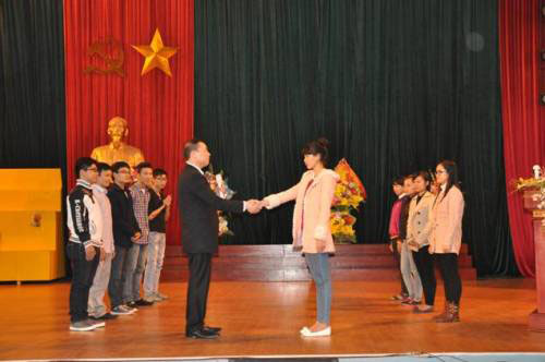 Truong Dai hoc Hung Vuong to chuc Lop boi duong ky nang lam viec hieu qua cho CBGV tre va sinh vien nha truong