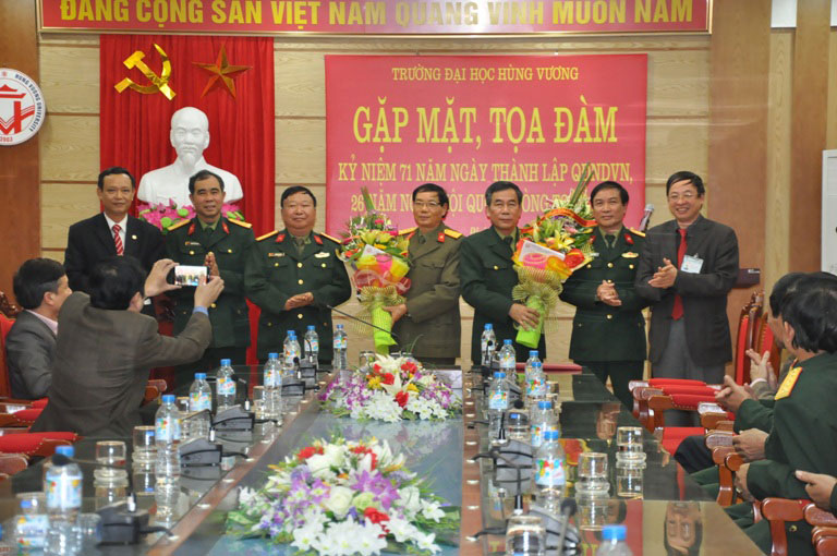 Truong Dai hoc Hung Vuong to chuc nhieu hoat dong ky niem 71 nam ngay thanh lap Quan doi nhan dan Viet Nam va 26 nam ngay Hoi quoc phong toan dan