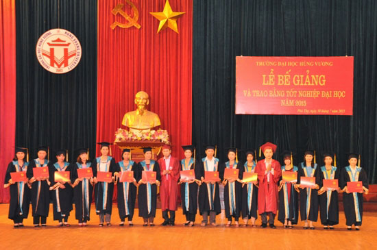 Truong Dai hoc Hung Vuong to chuc Be giang va trao Le phat bang tot nghiep Dai hoc Lien thong chinh quy va lien thong vua lam vua hoc nam 2015