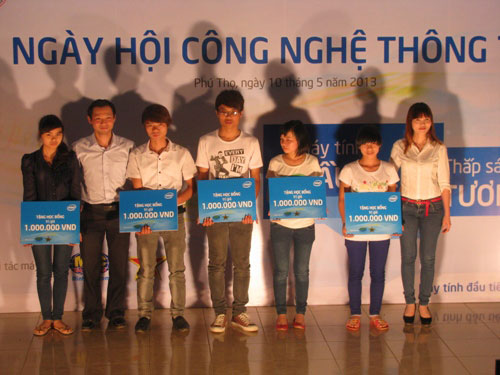 Ngay hoi “May tinh dau tien, thap sang tuong lai”