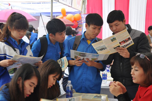 Truong Dai hoc Hung Vuong tham gia Ngay hoi tu van, huong nghiep cho doan vien thanh nien nam 2015