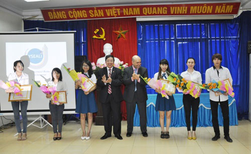 Ong Michael Turner – Pho Tham tan van hoa thong tin cua Dai su quan Hoa Ky tai Viet Nam den tham, lam viec voi Truong Dai hoc Hung Vuong