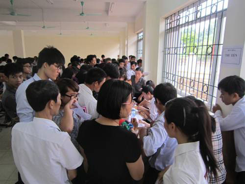 Truong Dai hoc Hung Vuong to chuc chao don va lam thu tuc nhap hoc cho tan sinh vien nam hoc 2014-2015
