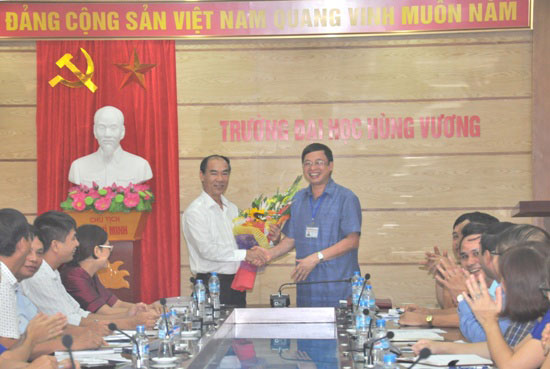 Doan cong tac cua Bo Giao duc va Dao tao tham va lam viec voi Truong Dai hoc Hung Vuong