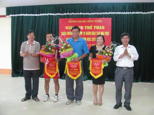 Truong Dai hoc Hung Vuong to chuc giao luu the thao chao mung ki niem 10 nam dao tao dai hoc cua nha truong va khai giang nam hoc 2013-2014