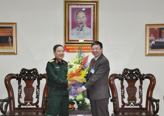 Thieu tuong Nguyen Thien Minh - Vu truong Vu Giao duc quoc phong an ninh tham va lam viec voi Truong Dai hoc Hung Vuong