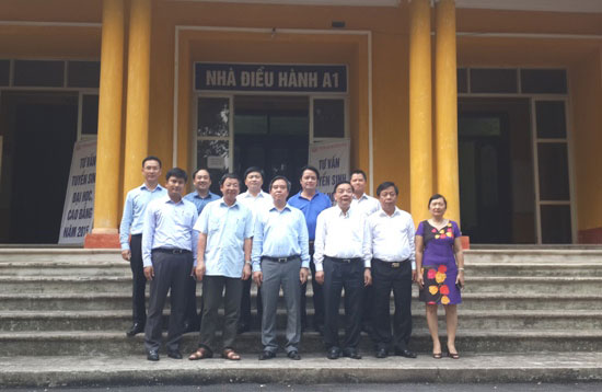 Thong doc Ngan hang Nha nuoc Viet Nam TS. Nguyen Van Binh va Chu tich UBND tinh Phu Tho TS. Chu Ngoc Anh tham Truong Dai hoc Hung Vuong
