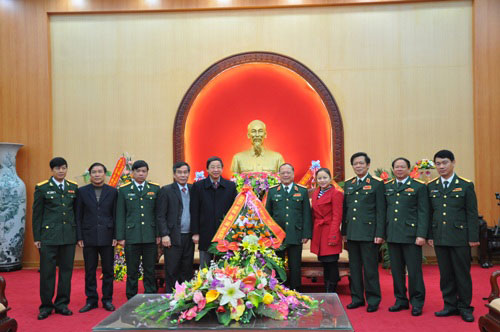 Truong Dai hoc Hung Vuong to chuc nhieu hoat dong ky niem 70 nam ngay thanh lap Quan doi nhan dan Viet Nam va 25 nam ngay Hoi quoc phong toan dan