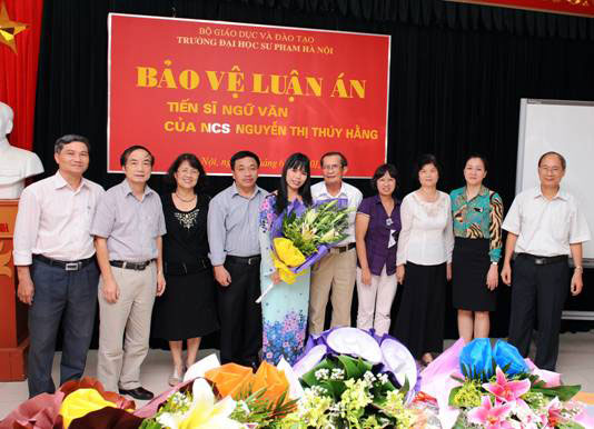 Nghien cuu sinh Nguyen Thi Thuy Hang bao ve thanh cong luan an Tien si
