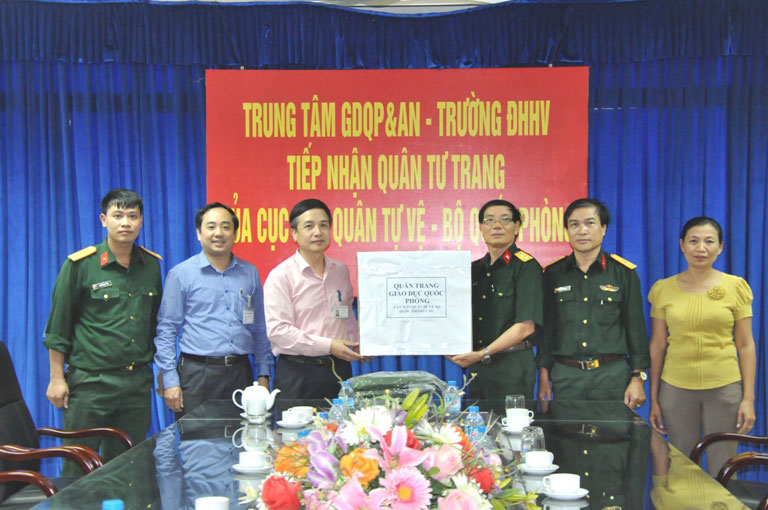 Trung tam GDQP&AN Truong Dai hoc Hung Vuong tiep nhan quan tu trang cua Cuc Dan quan tu ve, Bo Quoc phong