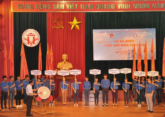 Sinh vien tinh nguyen Truong Dai hoc Hung Vuong tham gia le ra quan Chuong trinh “Tiep suc mua thi” nam 2015