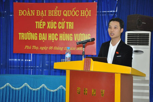 Dai bieu Quoc hoi tinh Phu Tho tiep xuc dai dien cu tri Truong Dai hoc Hung Vuong