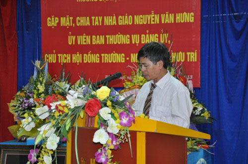Gap mat, chia tay ThS. Nguyen Van Hung – Chu tich Hoi dong truong