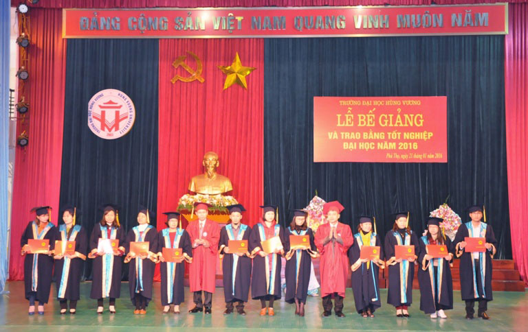 Truong Dai hoc Hung Vuong to chuc Be giang va trao bang tot nghiep dai hoc nam 2015