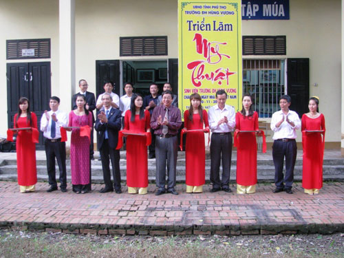 Khai mac trien lam tranh sinh vien chao mung Ngay Nha giao Viet Nam 20 - 11